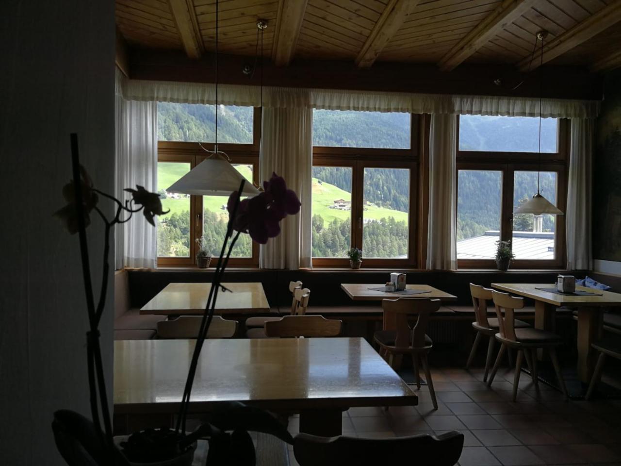 Gasthaus Weisskugel Hotel Malles Venosta Luaran gambar