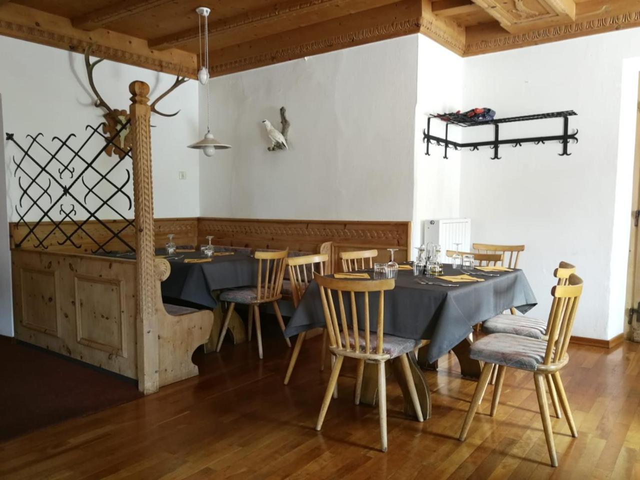 Gasthaus Weisskugel Hotel Malles Venosta Luaran gambar