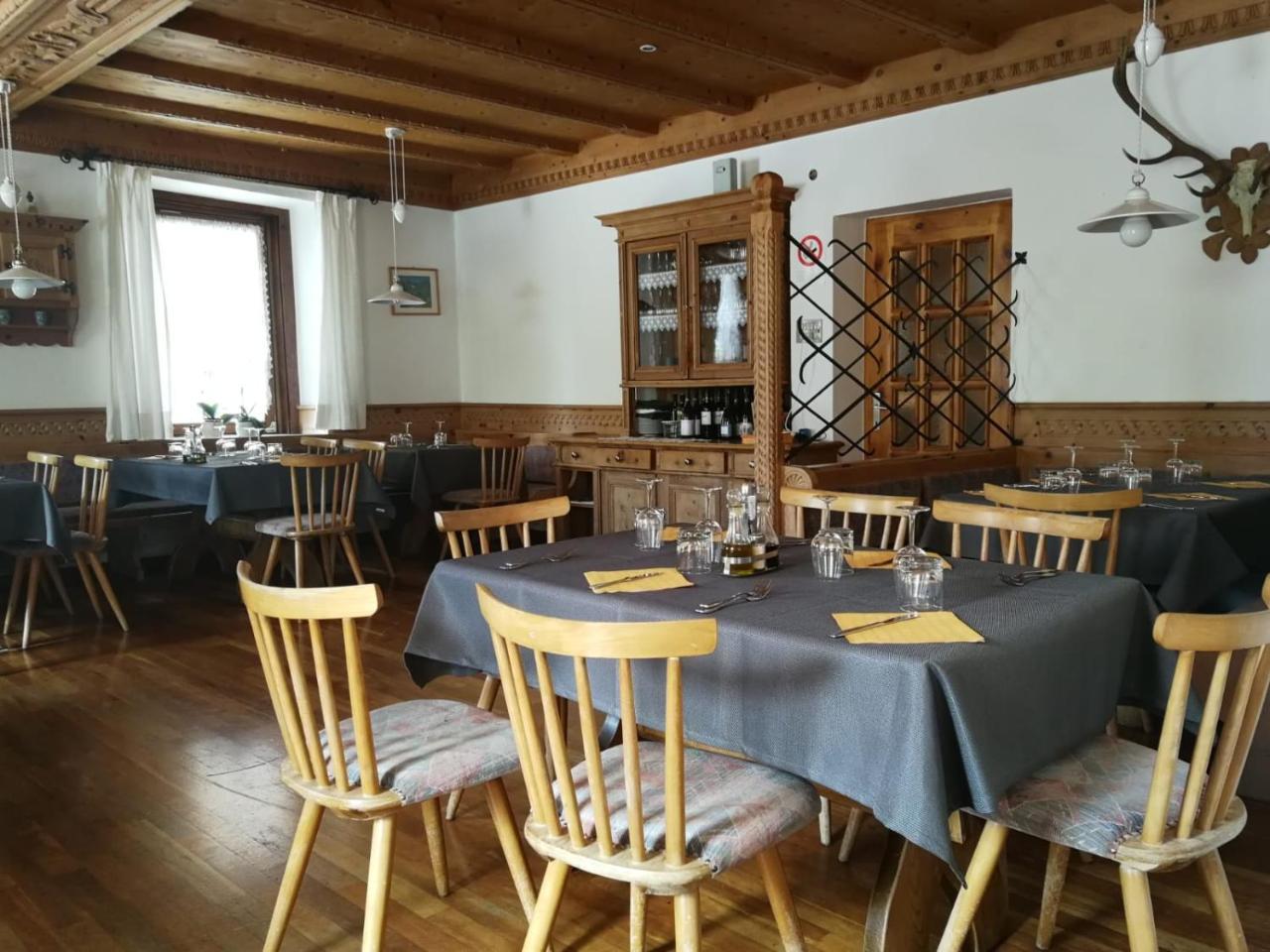 Gasthaus Weisskugel Hotel Malles Venosta Luaran gambar