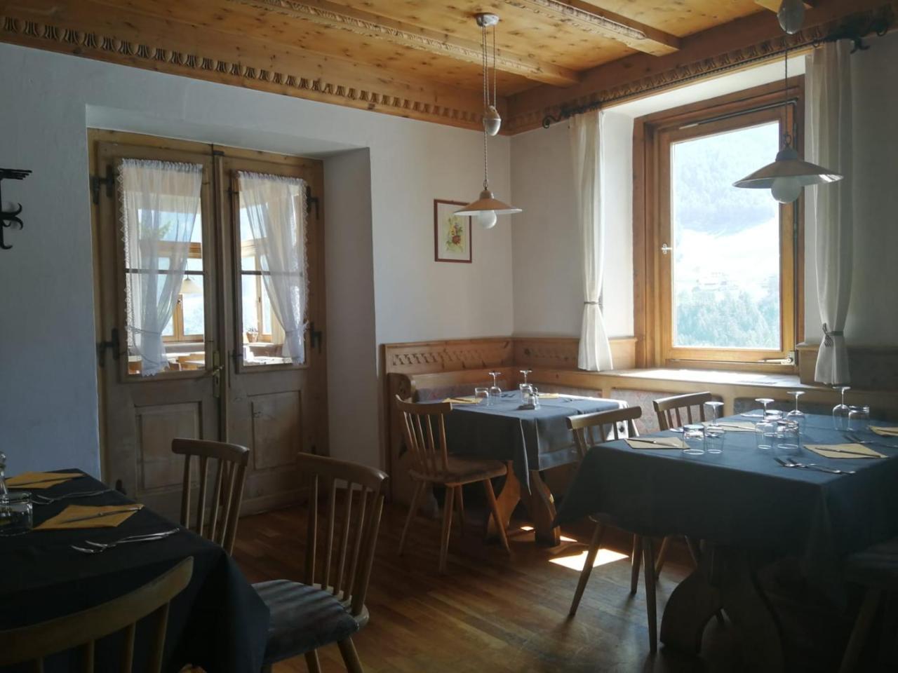 Gasthaus Weisskugel Hotel Malles Venosta Luaran gambar