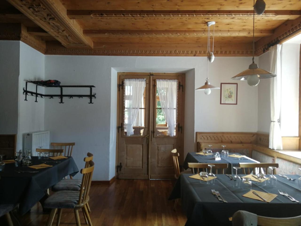 Gasthaus Weisskugel Hotel Malles Venosta Luaran gambar