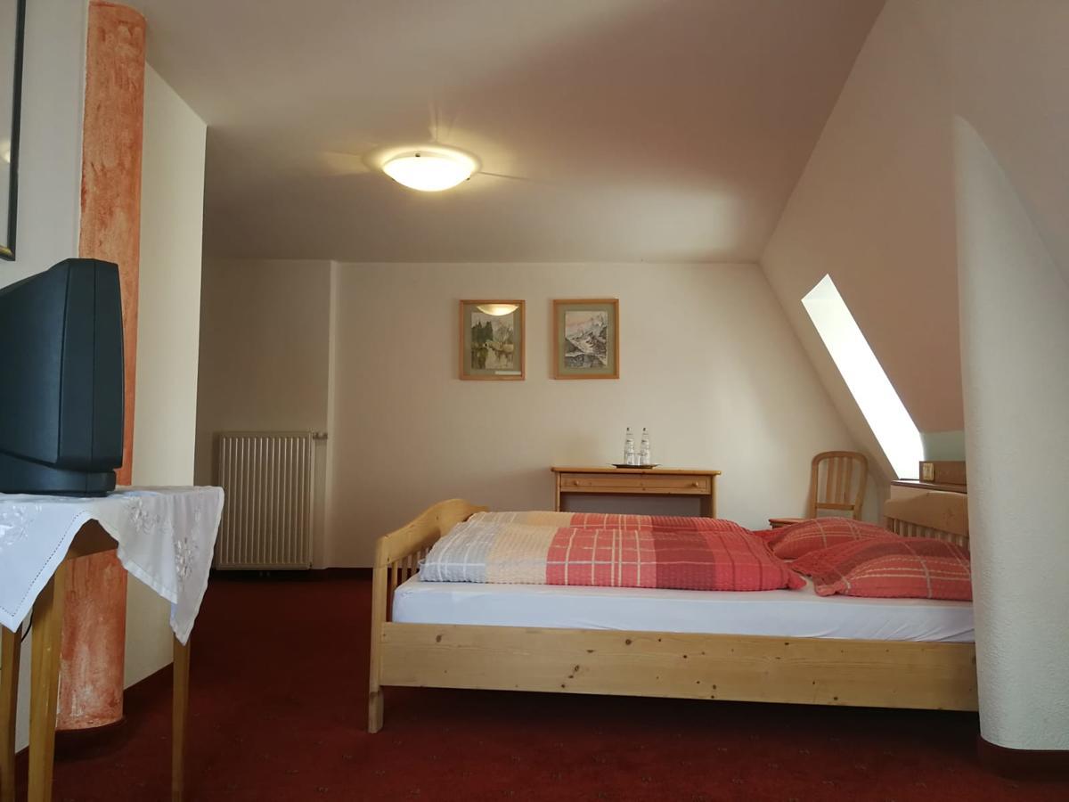 Gasthaus Weisskugel Hotel Malles Venosta Luaran gambar