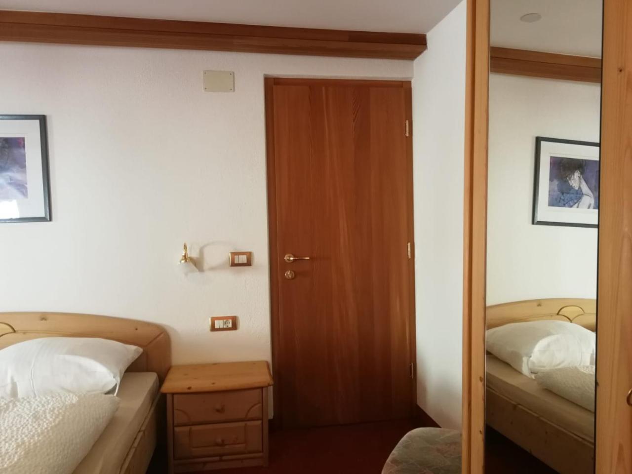 Gasthaus Weisskugel Hotel Malles Venosta Luaran gambar