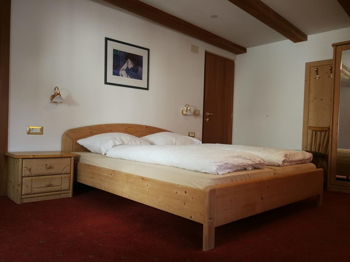 Gasthaus Weisskugel Hotel Malles Venosta Luaran gambar