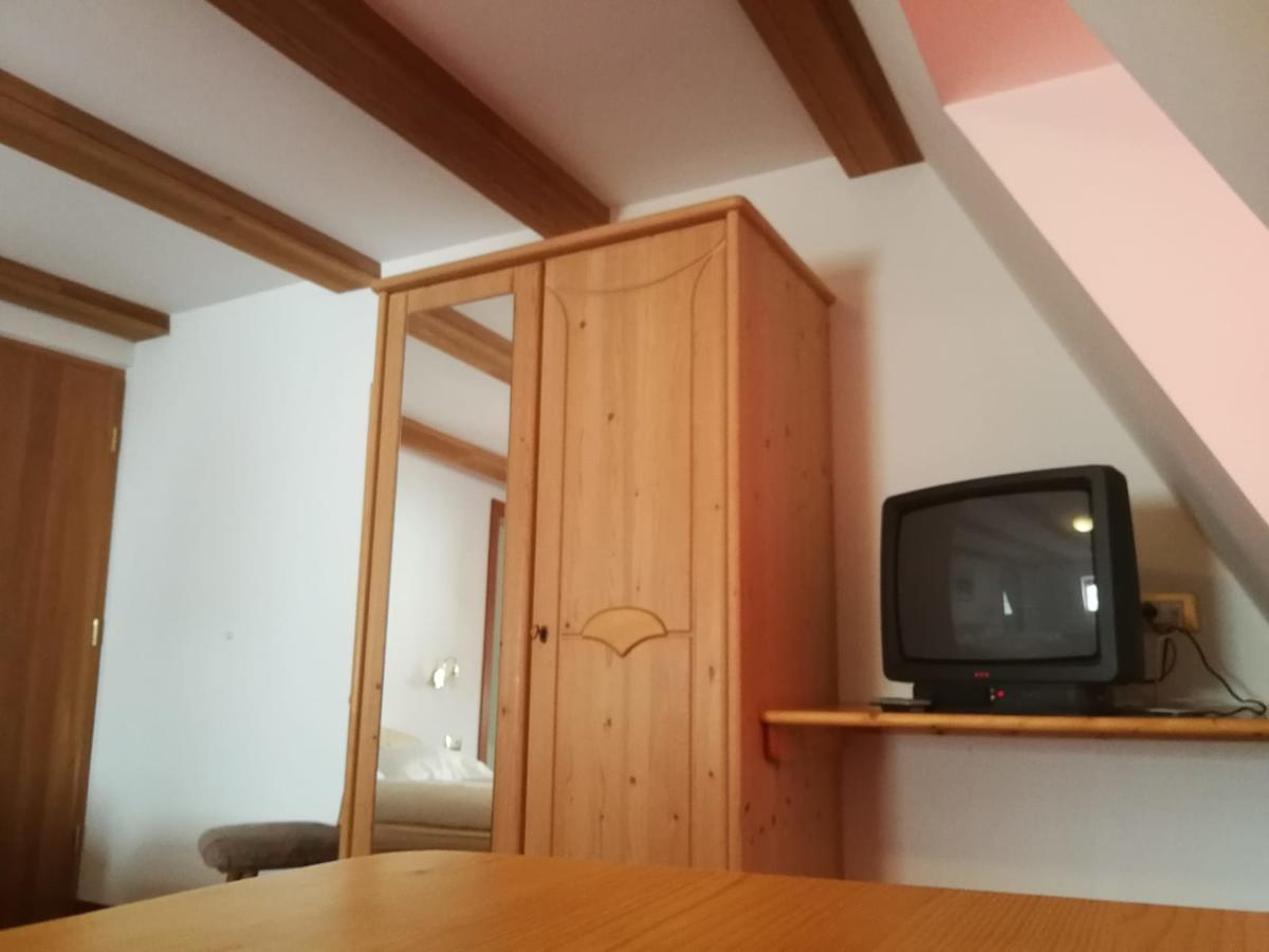Gasthaus Weisskugel Hotel Malles Venosta Luaran gambar