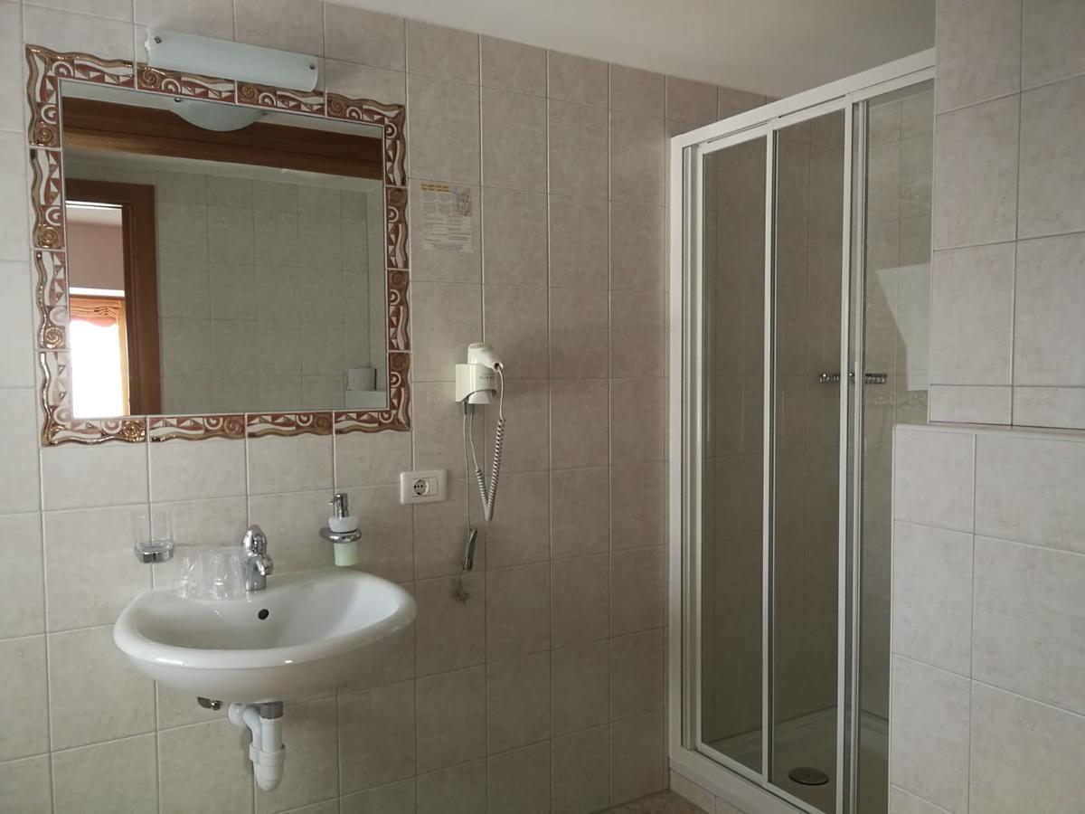 Gasthaus Weisskugel Hotel Malles Venosta Luaran gambar