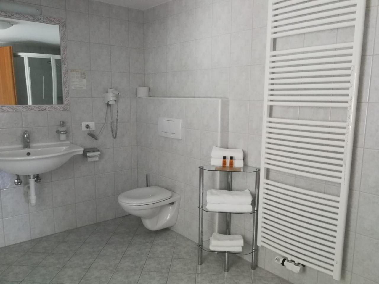 Gasthaus Weisskugel Hotel Malles Venosta Luaran gambar