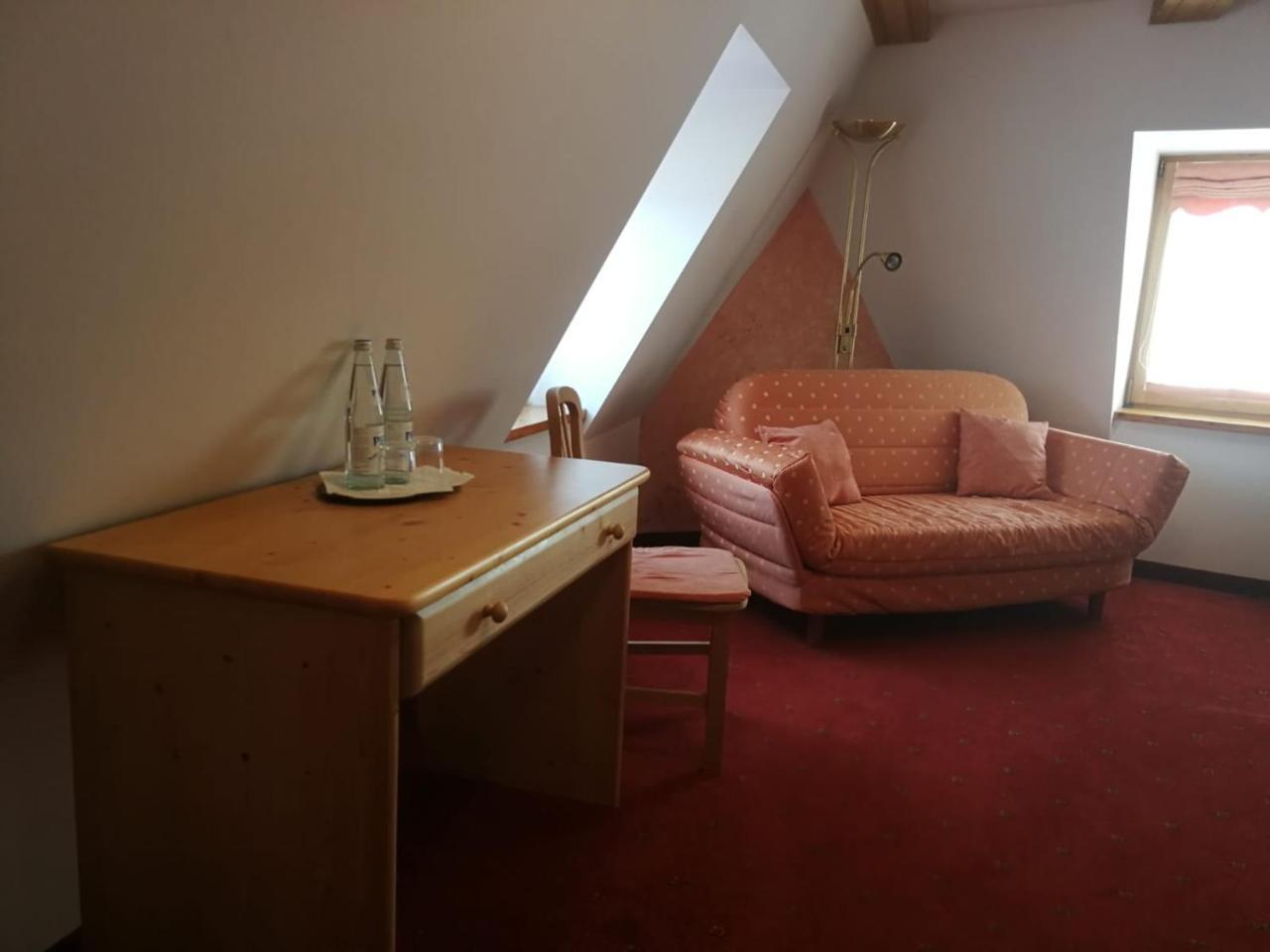 Gasthaus Weisskugel Hotel Malles Venosta Luaran gambar
