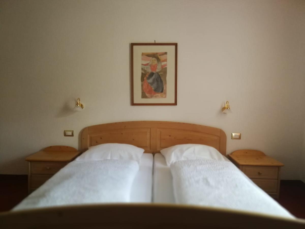 Gasthaus Weisskugel Hotel Malles Venosta Luaran gambar