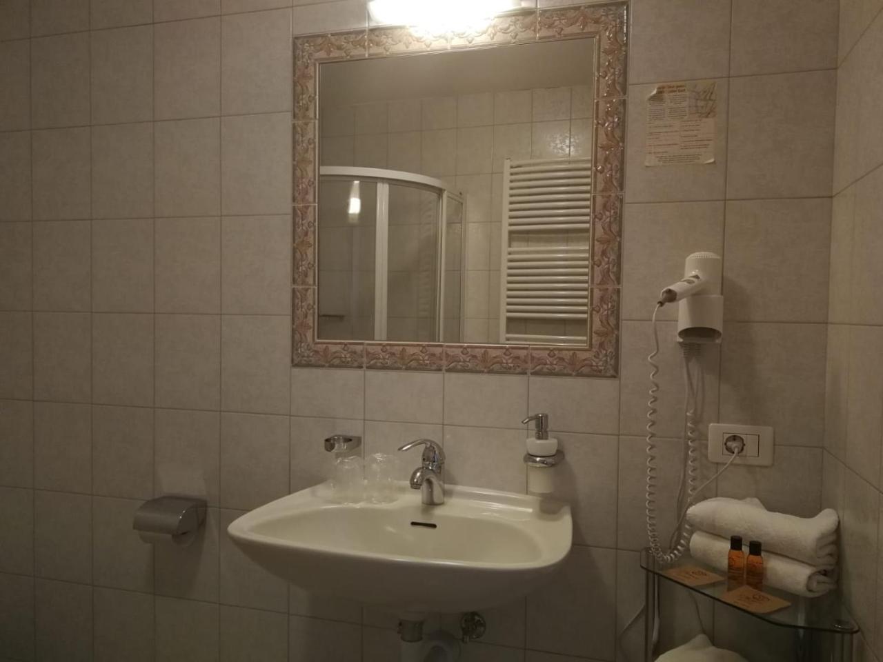 Gasthaus Weisskugel Hotel Malles Venosta Luaran gambar