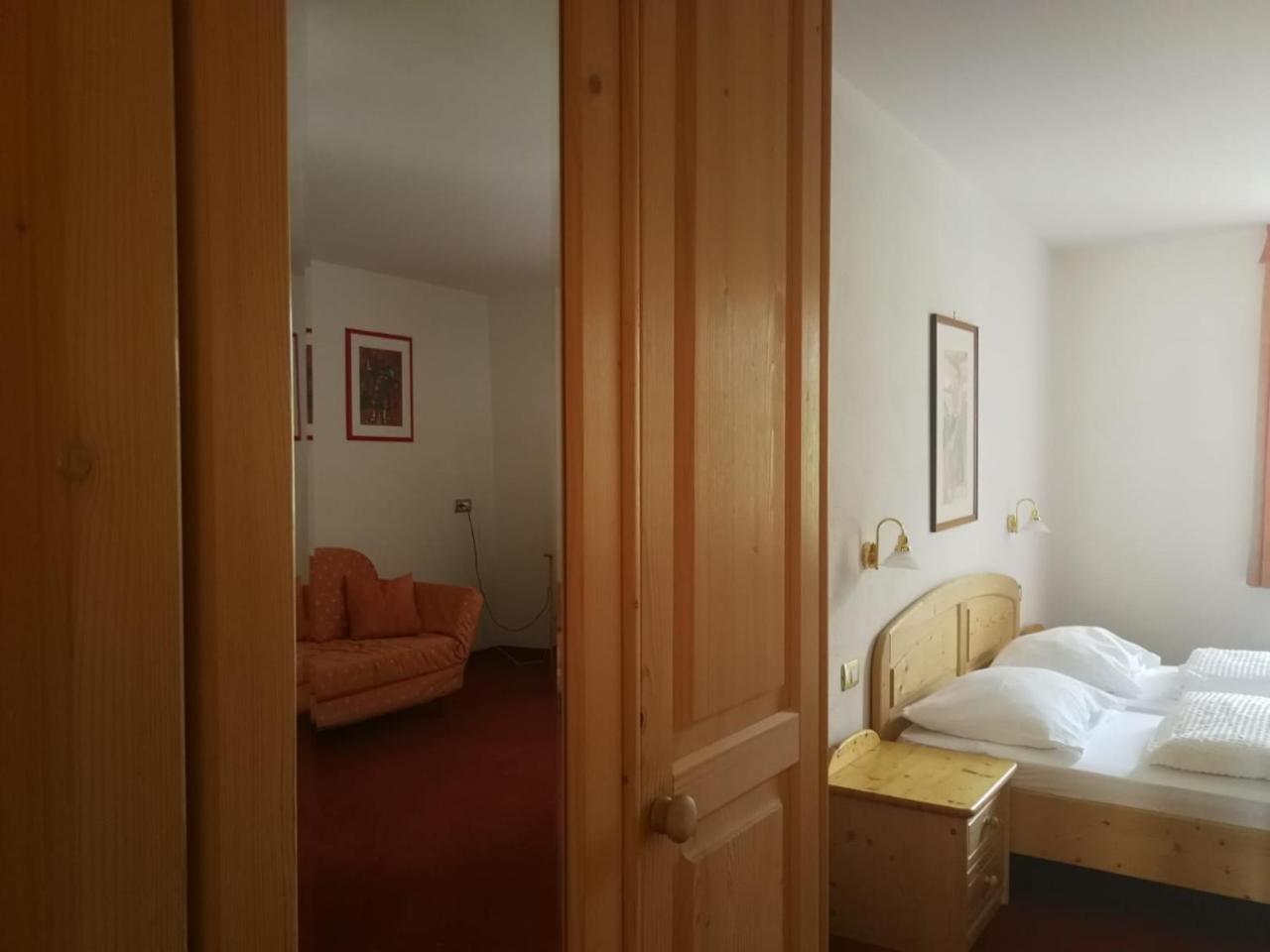 Gasthaus Weisskugel Hotel Malles Venosta Luaran gambar