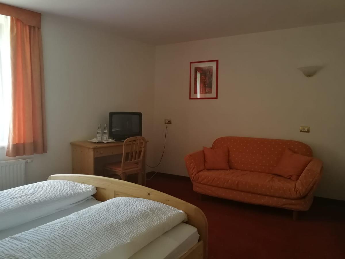 Gasthaus Weisskugel Hotel Malles Venosta Luaran gambar