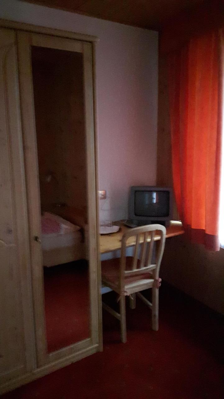 Gasthaus Weisskugel Hotel Malles Venosta Luaran gambar
